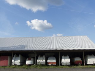 Anhänger für Segelflugzeuge im Sommer bei Sonnenschein am Segelflugplatz in Oerlinghausen bei...