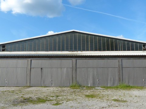 Flugzeughangar mit Wellblechtoren am Luftsportzentrum im Sommer bei Sonnenschein am Segelflugplatz in Oerlinghausen bei Bielefeld am Hermannsweg im Teutoburger Wald in Ostwestfalen-Lippe