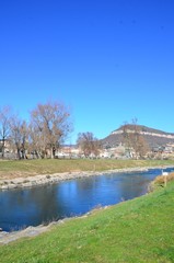 Obraz premium Rivière du Tarn, ville de Millau 