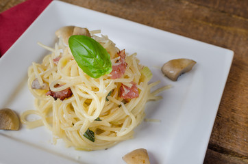 Pasta - spaghetti, basil, ham and leek