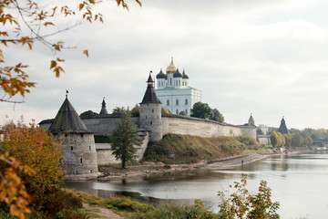 View of the Pskov Kremlin and river in autumn - obrazy, fototapety, plakaty