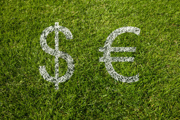 euro- und dollarzeichen auf rasen