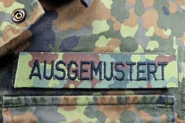 Patch AUSGEMUSTERT auf Feldhemd