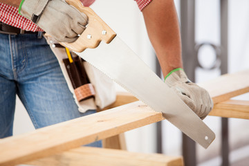 Cutting wood with a handsaw