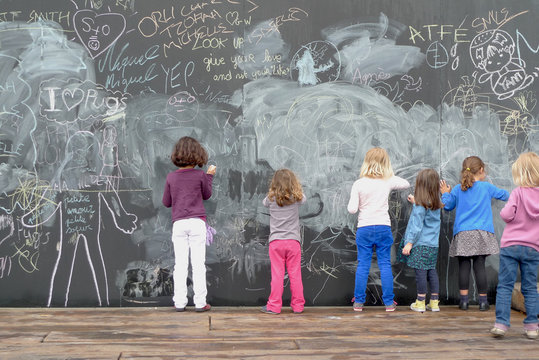 Enfant Qui Dessinent Sur Un Tableau