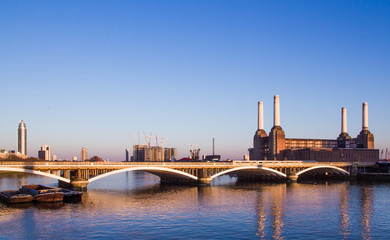 London Battersea Power Station at night © Jan Wlodarczyk