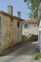 Petite ferme quelque peu délabrée à Vendoire