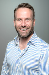 Fototapeta premium Portrait eines lächelnden gut aussehenden Mannes