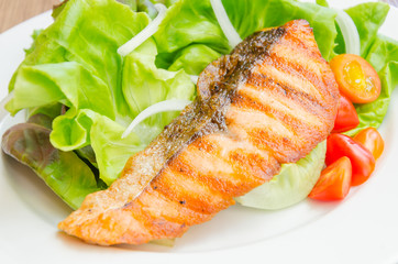 Grill salmon salad