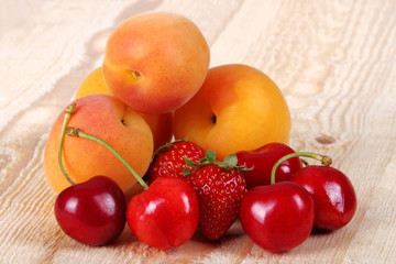 Ciliegie,fragole e albicocche