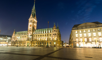 Fototapeta na wymiar Nightfall over Hamburgs townhall