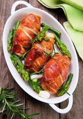 chicken fillet wrapped in prosciutto ham with asparagus