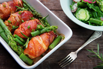 chicken fillet wrapped in prosciutto ham with asparagus - obrazy, fototapety, plakaty