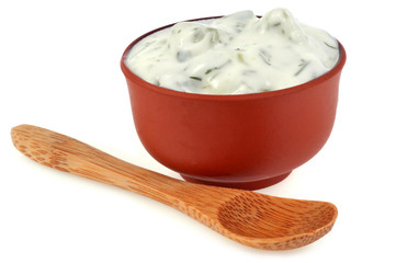 Ramequin de tsatsiki et cuillère en bol