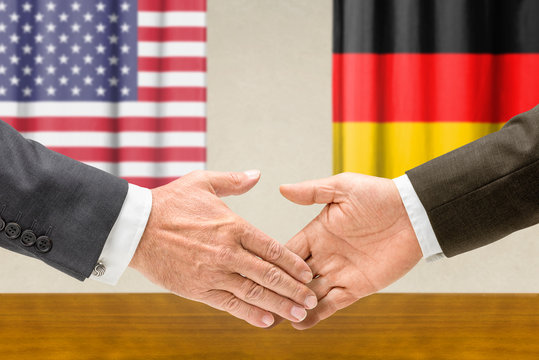 Vertreter der USA und Deutschlands reichen sich die Hand
