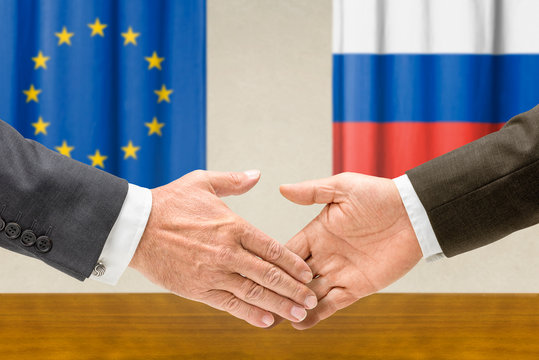 Vertreter der EU und Russlands reichen sich die Hand
