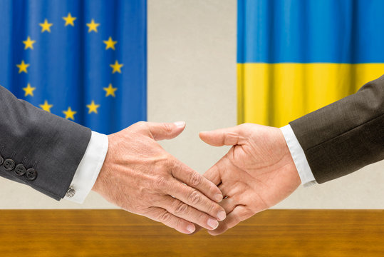 Vertreter der EU und der Ukraine reichen sich die Hand