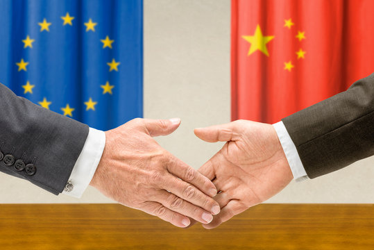 Vertreter der EU und Chinas reichen sich die Hand