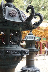 Fototapeta na wymiar 輪王寺大猷院　青銅の燈籠と夜叉門