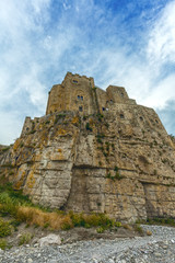 Fototapeta na wymiar castello in riva al mare