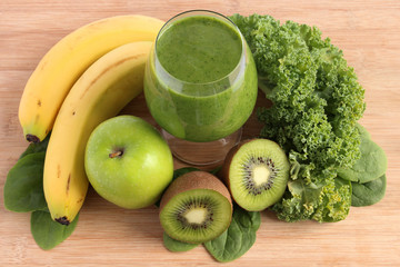 Green smoothie with spinach, kale, kiwi, green apples, bananas - 65662947