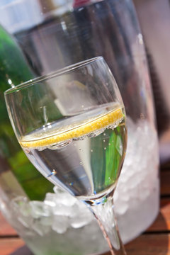 Wasserglas mit Zitronenscheibe
