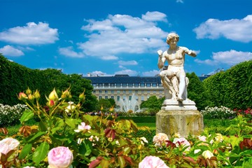 Fototapeta premium Sculpture au Jardin du Palais Royal à Paris
