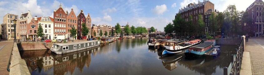 Fototapeta na wymiar Gracht in Amsterdam im Sommer