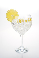 Gin and tonic aislado sobre fondo blanco adornado con limón