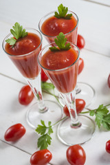 Bloody mary cocktail con zumo de tomates cherry en fondo blanco