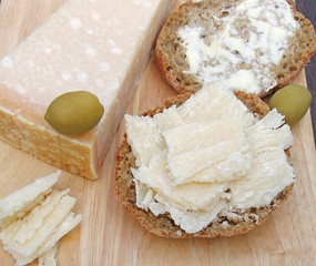 Vinschgauer mit Parmesankäse belegt