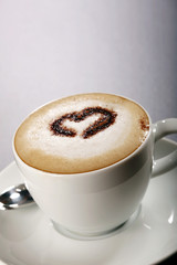 Tasse Kaffee mit Schokoladenherz