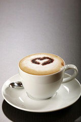 Tasse Kaffee mit Schokoladenherz