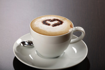 Tasse Kaffee mit Schokoladenherz