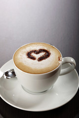 Tasse Kaffee mit Schokoladenherz