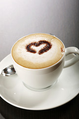 Tasse Kaffee mit Schokoladenherz