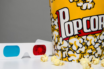 Fototapeta premium Bucket of popcorn with 3d glasses