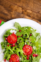 Green salad made with  arugula, tomatoes and sesame