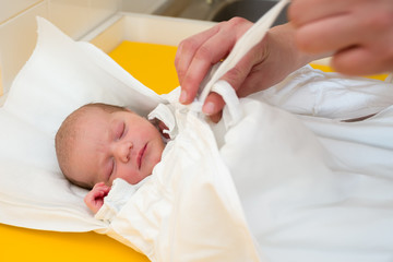 Obraz na płótnie Canvas sleeping newborn baby in the hospital
