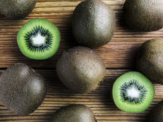 Succosi kiwi affettati su tavolo di legno dall'alto © MyBionicEye