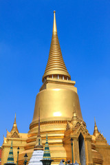 Naklejka premium Thai golden pagoda