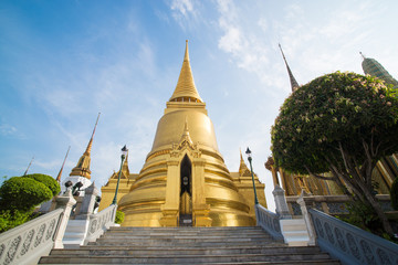 Fototapeta premium The temple Wat phra kaeo in Bangkok, Thailand