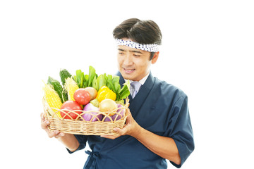野菜を持つ料理人