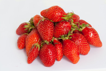 Fraises Gariguettes  en tas sur fond blanc