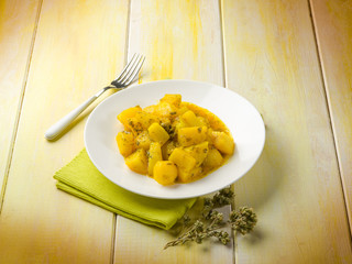 potatoes salad with saffron and oregano