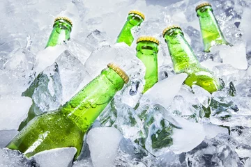 Foto auf Acrylglas Bier Kalte Bierflaschen auf Eis