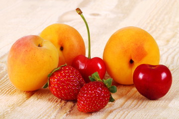 Albicocche,ciliegie e fragole