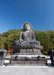 Fototapeta na wymiar Giant Buddha statue in Seoraksan