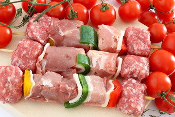 Raw meat skewers with cherry tomatoes