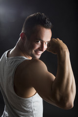 Fototapeta na wymiar Junger attraktiver muskulöser Mann